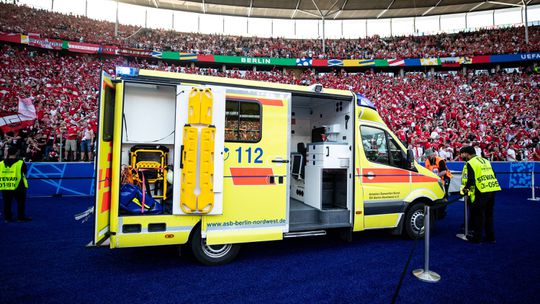 Euro 2024: adepto da Polónia cai da bancada e é hospitalizado