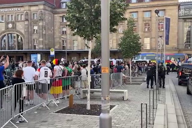 Loucura para ver Mbappé na partida do autocarro francês