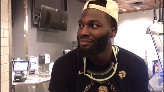 Neemias Queta radiante com o título dos Boston Celtics