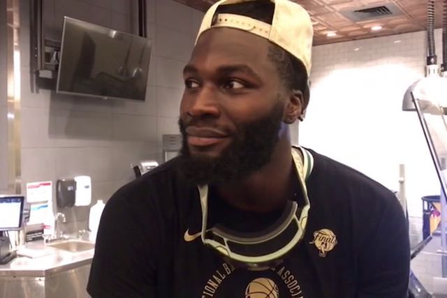 Neemias Queta radiante com o título dos Boston Celtics