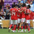 Di María saudado por Pavlidis, Prestianni, Carreras e Leandro Barreiro depois de marcar o primeiro golo na vitória do Benfica sobre o Auckland City