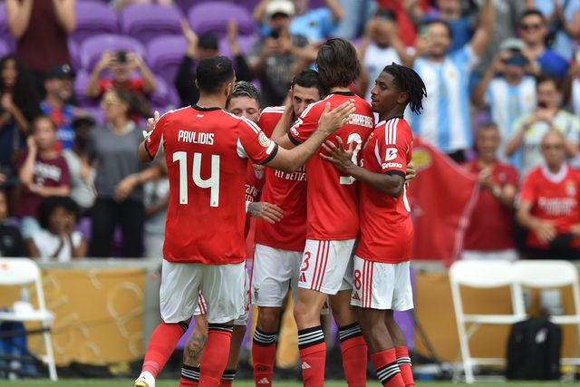 Di María saudado por Pavlidis, Prestianni, Carreras e Leandro Barreiro depois de marcar o primeiro golo na vitória do Benfica sobre o Auckland City