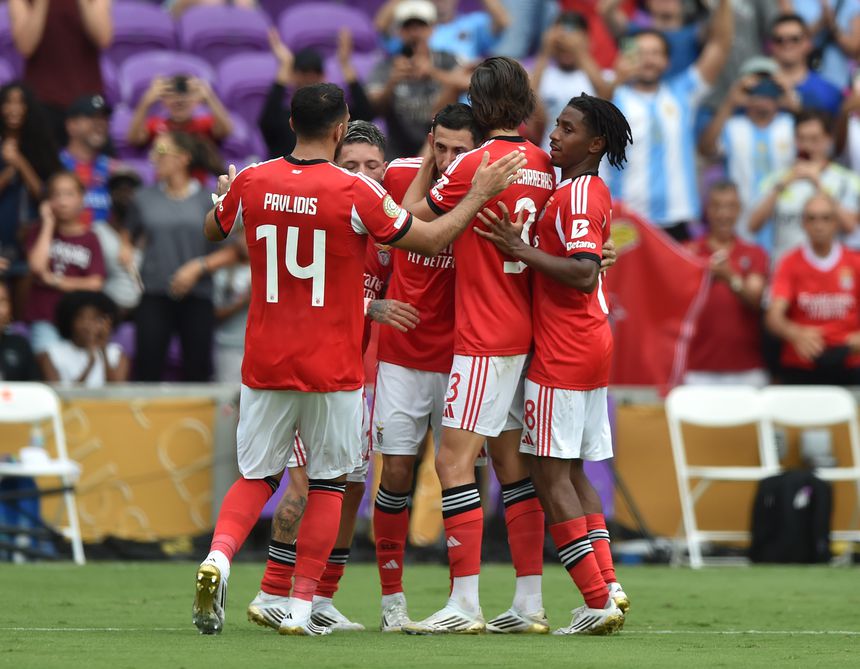 Di María saudado por Pavlidis, Prestianni, Carreras e Leandro Barreiro depois de marcar o primeiro golo na vitória do Benfica sobre o Auckland City