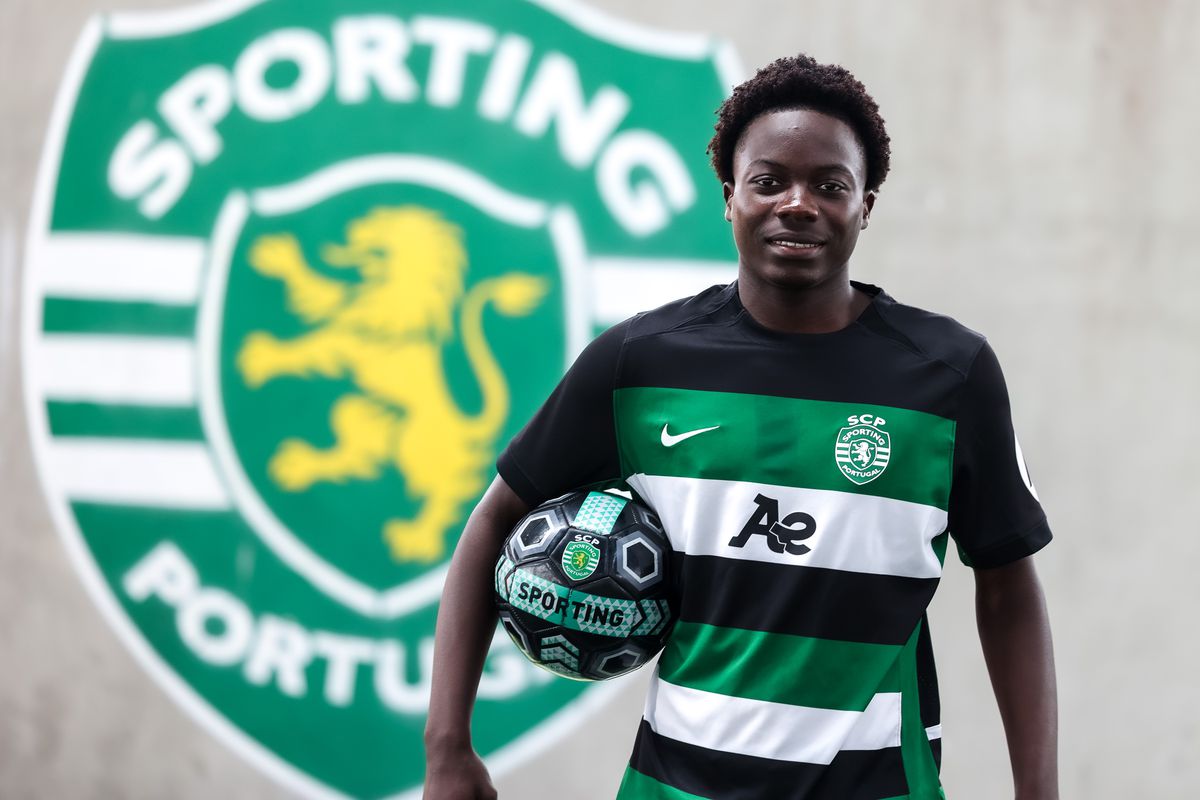 Sporting assina com extremo da formação