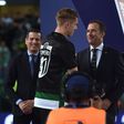 Cumprimento entre Frederico Varandas, presidente do Sporting, e Viktor Gyokeres, avançado sueco dos leões durante a consagração dos verdes e brancos como bicampeões nacionais