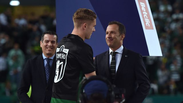 Cumprimento entre Frederico Varandas, presidente do Sporting, e Viktor Gyokeres, avançado sueco dos leões durante a consagração dos verdes e brancos como bicampeões nacionais