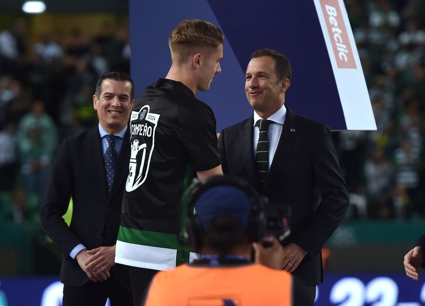 Cumprimento entre Frederico Varandas, presidente do Sporting, e Viktor Gyokeres, avançado sueco dos leões durante a consagração dos verdes e brancos como bicampeões nacionais