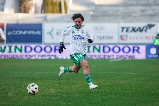 Criativo deixa o futebol polaco e regressa a solo lusitano, agora pela porta do emblema avense