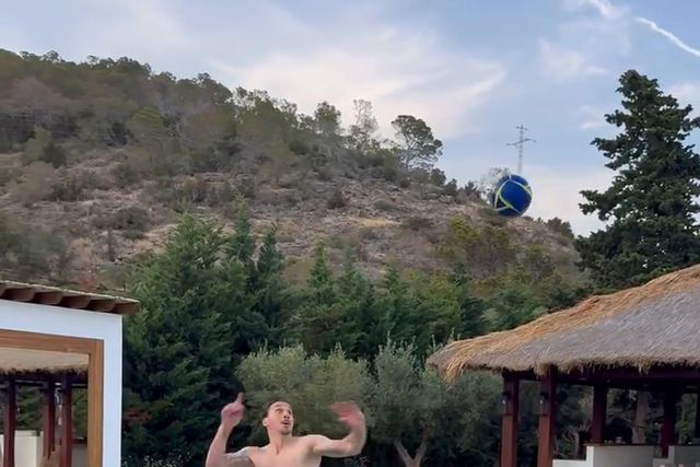 VÍDEO: Ibrahimovic mostra que ainda não perdeu o jeito