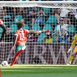 O momento da verdade: penálti para Portugal e bola no poste...