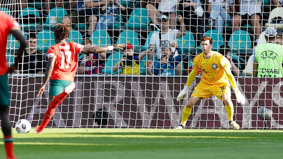 O momento da verdade: penálti para Portugal e bola no poste...
