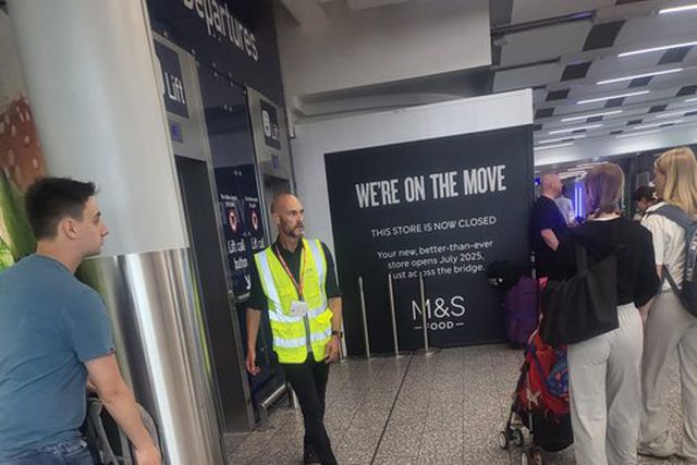 E esta? Treinava o Swansea em fevereiro, agora trabalha no aeroporto