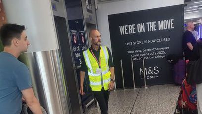 E esta? Treinava o Swansea em fevereiro, agora trabalha no aeroporto
