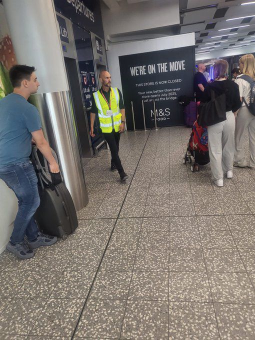 E esta? Treinava o Swansea em fevereiro, agora trabalha no aeroporto