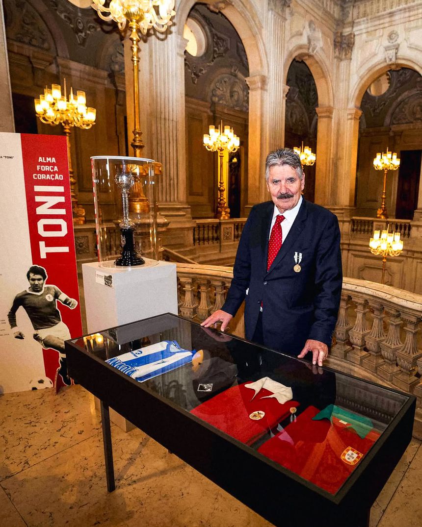 Toni recebe medalha de mérito, no Salão Nobre da autarquia de Lisboa Foto: SL Benfica