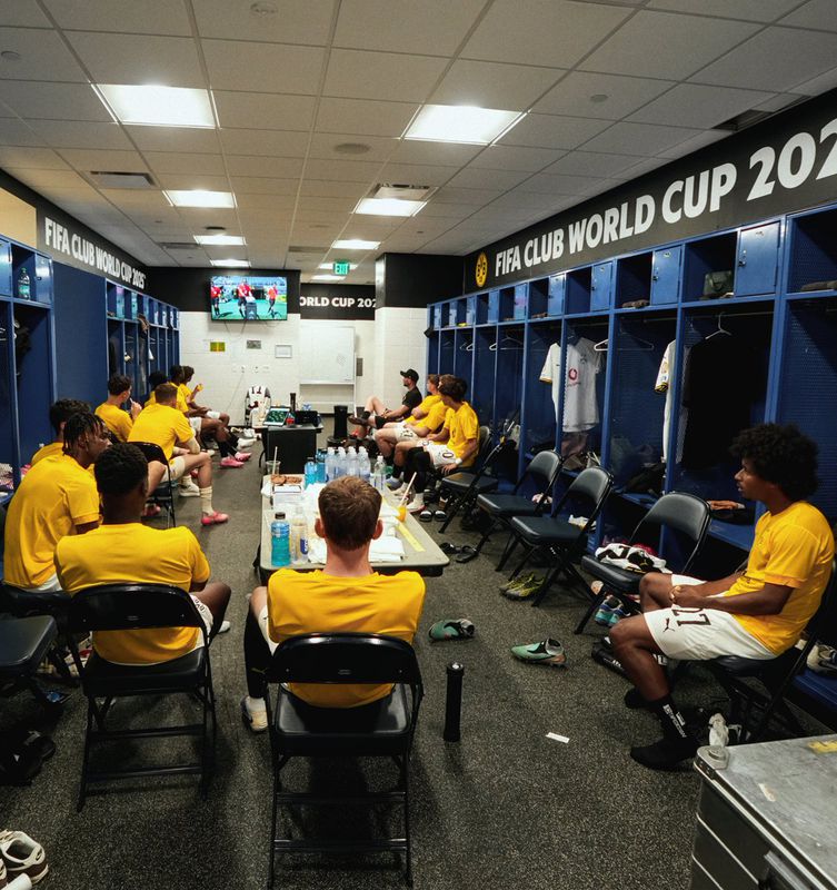 Incrível: os suplentes do Dortmund viram a 1.ª parte… no balneário