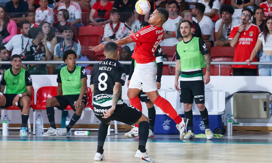 Jacaré, do Benfica, tenta dominar a bola perante a pressão de Wesley, do Sporting, no Jogo 2 da final do Campeonato de Futsal. O Jogo 3 é este domingo, dia 22 de junho, em casa dos leões