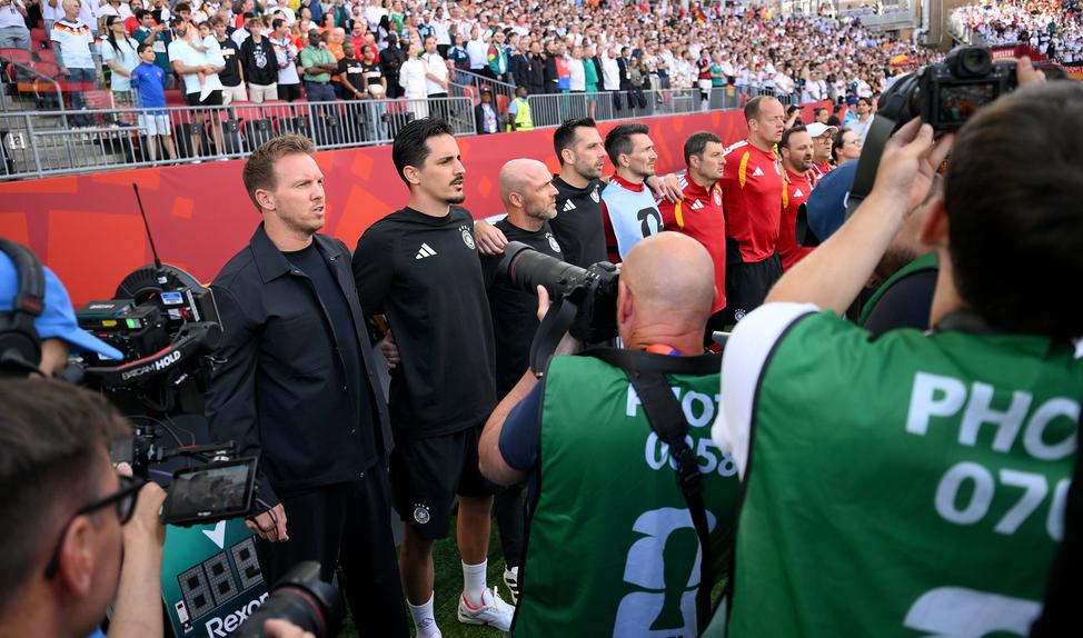 Nagelsmann e o 'muro' de repórteres fotográficos à sua frente