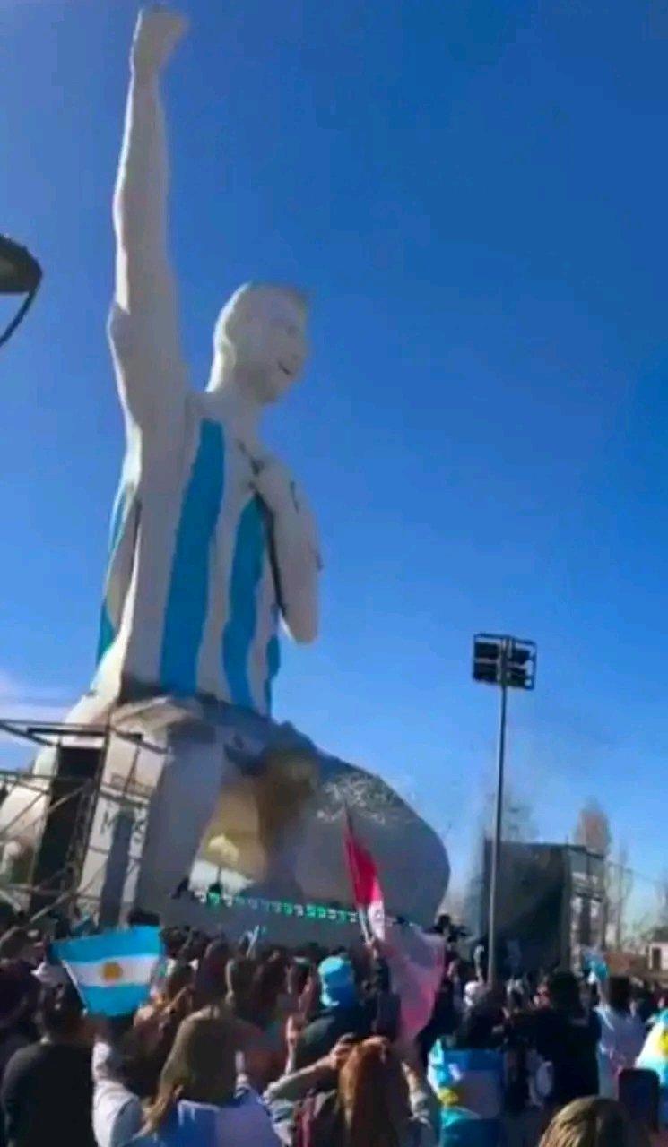 As imagens da estátua gigante de homenagem a Messi - Foto: D.R.
