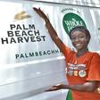 Lily é uma das voluntárias mais jovens (22 anos) e mais ativas da 'Palm Beach Harvest' - Foto: MIGUEL NUNES