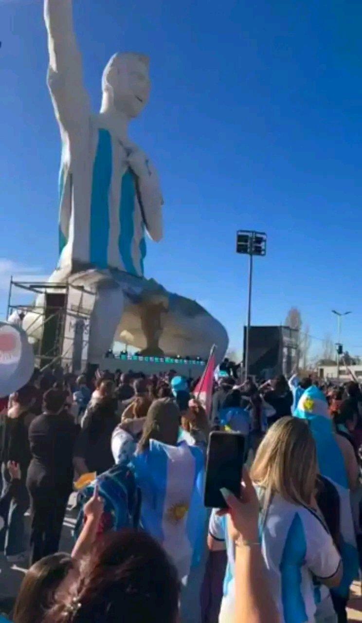 Milhares de argentinos assistiram de perto à inauguração da obra - Foto: D.R.