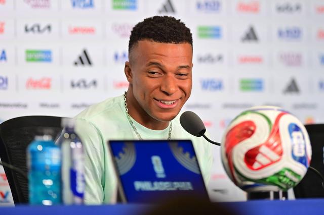 Kylian Mbappé esteve ao lado de Didier Deschamps em conferência de imprensa
