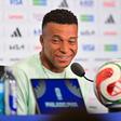 Kylian Mbappé esteve ao lado de Didier Deschamps em conferência de imprensa