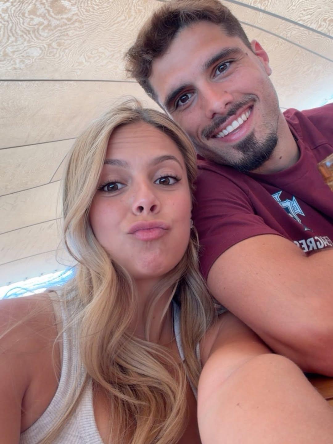 Pedro Neto, internacional português do Chelsea, com a namorada, Carolina Silva