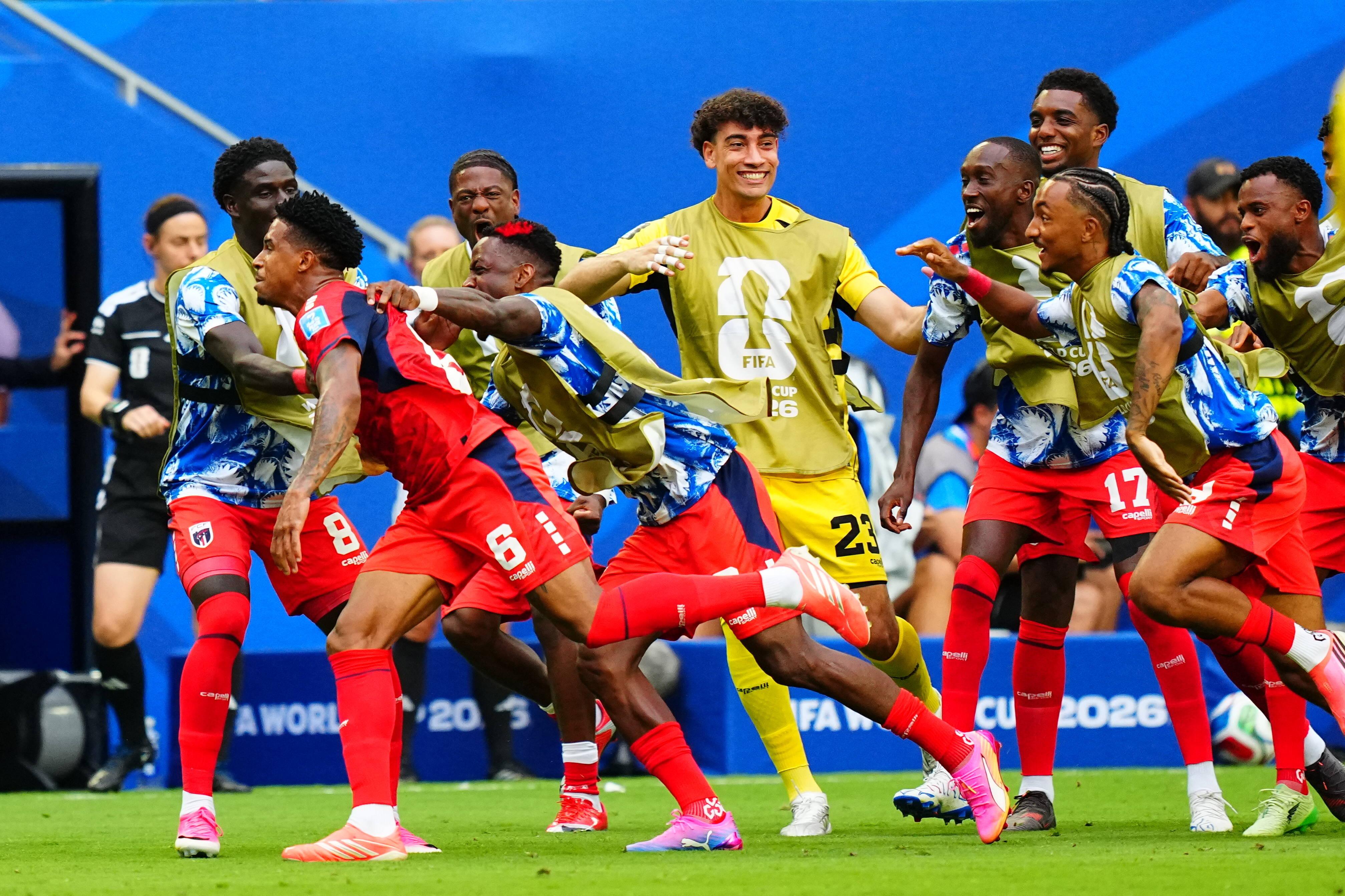 Kevin Pina a celebrar com os colegas um golo histórico