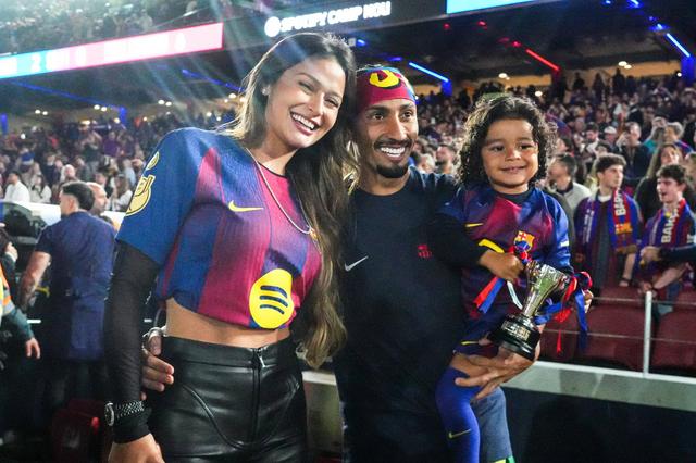Raphinha ao lado da mulher Natalia Belloli e o filho em Barcelona