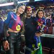 Raphinha ao lado da mulher Natalia Belloli e o filho em Barcelona