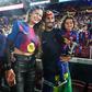 Raphinha ao lado da mulher Natalia Belloli e o filho em Barcelona