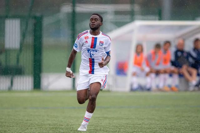 Bryan Meyo destacou-se no Lyon, mas futuro vai passar pelo futebol português, ao serviço do Torreense — Foto: D. R.