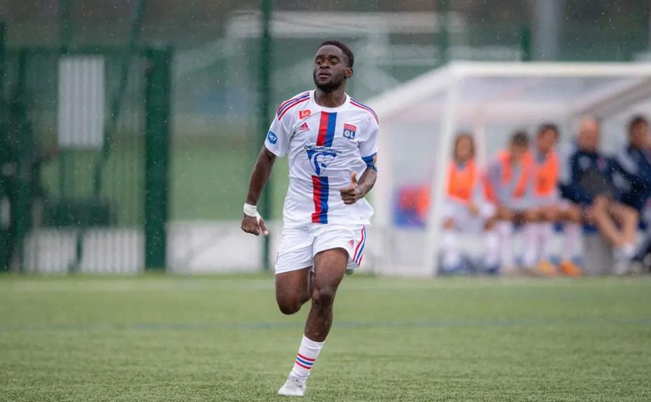 Bryan Meyo destacou-se no Lyon, mas futuro vai passar pelo futebol português, ao serviço do Torreense — Foto: D. R.