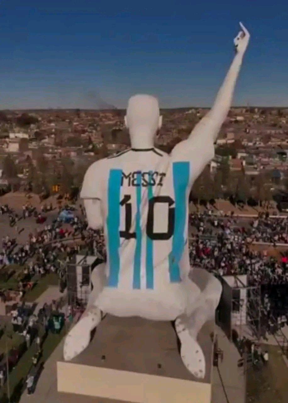 Estátua tem 26 metros de altura - Foto: D.R.