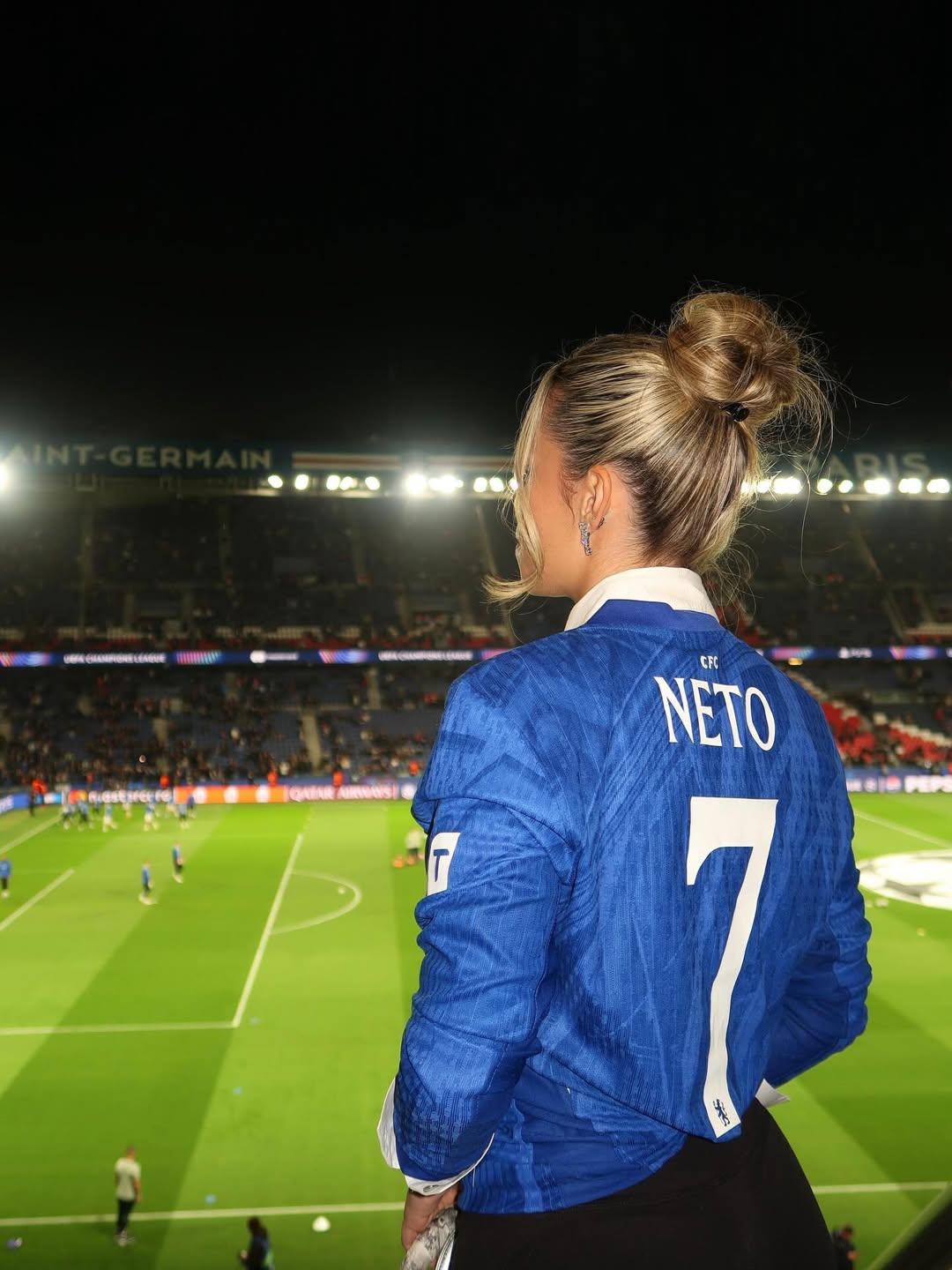 Pedro Neto, internacional português do Chelsea, com a namorada, Carolina Silva