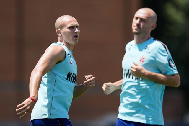 Ostigard e Ausrnes no treino da Noruega