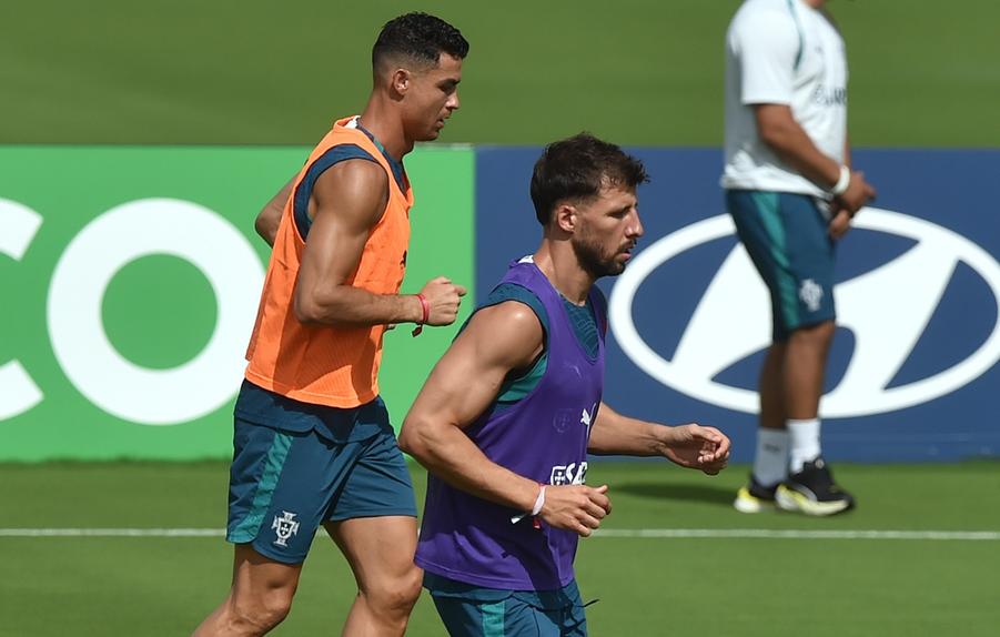 Cristiano Ronaldo e Rúben Dias focados durante treino da Seleção em Palm Beach Gardens - Foto: MIGUEL NUNES
