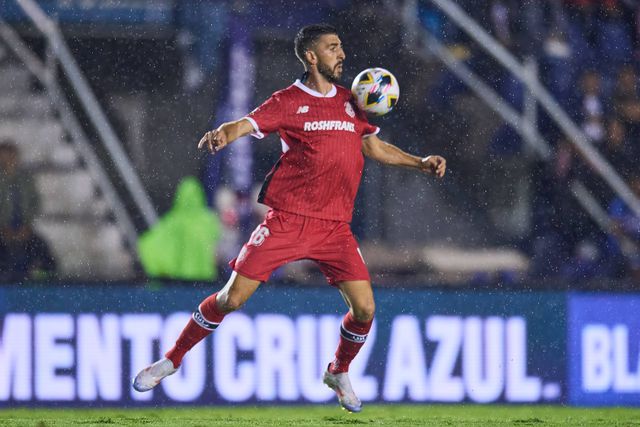 Paulinho não marca, mas assiste (vídeo)