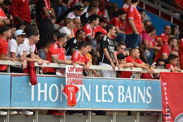 Vídeo: invasão tolerada após o jogo do Benfica