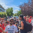 Autocarro do Benfica recebido com entusiasmo pelos adeptos em Thonon-les-Bains