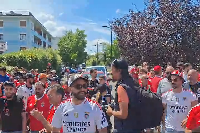 Autocarro do Benfica recebido com entusiasmo pelos adeptos em Thonon-les-Bains