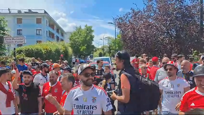 Autocarro do Benfica recebido com entusiasmo pelos adeptos em Thonon-les-Bains