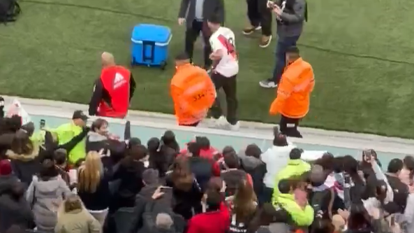 Argentinos entoam cântico racista durante homenagem a Enzo Fernández