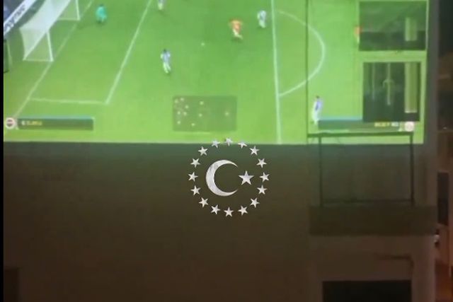 Vídeo: projetam jogo FIFA na parede do edifício em frente