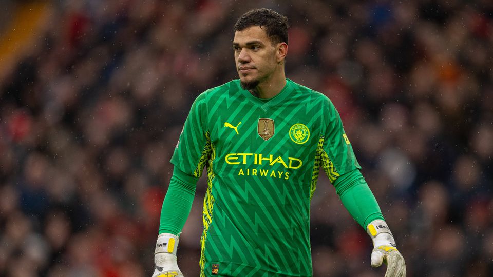 Ex-Benfica tenta pôr Ederson na Arábia e substituto está no FC Porto