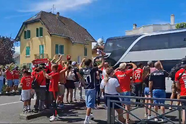 Adeptos eufóricos com chegada da equipa a França