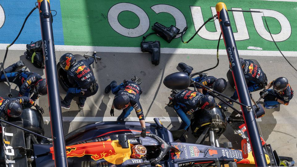 Verstappen irritado com estratégia da Red Bull: «Que vão todos à m****!»