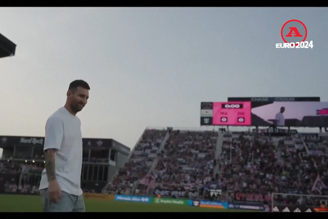 O lesionado Messi entrou em campo para receber uma homenagem