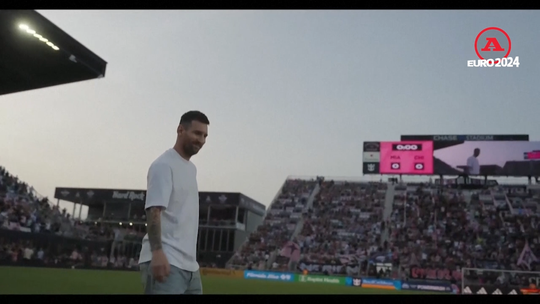 O lesionado Messi entrou em campo para receber uma homenagem